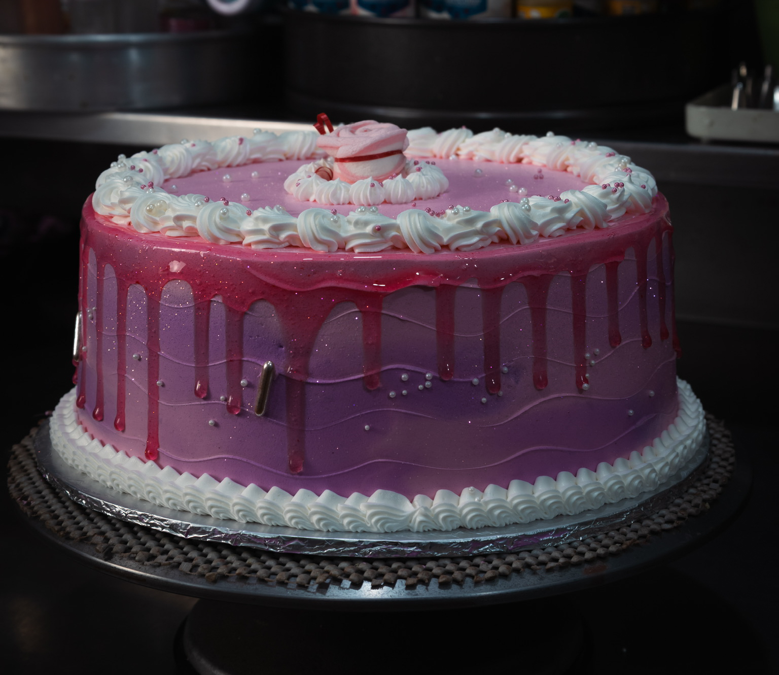 Deliciosa torta húmeda recién decorada